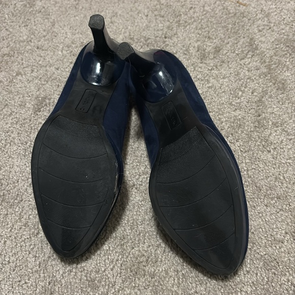 Bandolino - Deep Blue Faux Suede heels. - Picture 4 of 6